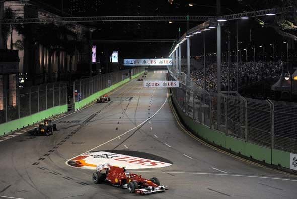 Los dos Red Bull siguieron muy de cerca al Ferrari de Alonso durante la segunda mitad de la carrera.