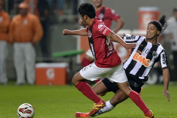 Tanto Antonio Mohamed como Pablo Aguilar también sufrieron al tener a Ronaldinho como rival. Fue en la Copa Libertadores del 2013 cuando con Xolos de Tijuana el DT argentino y el defensa paraguayo quedaron eliminados ante el Atlético Mineiro de “Dinho”, quien no fue figura, pero formaba parte del plantel que echó al equipo mexicano con un global de 3-3, donde la diferencia la hicieron los dos goles de visitante del cuadro sudamericano.