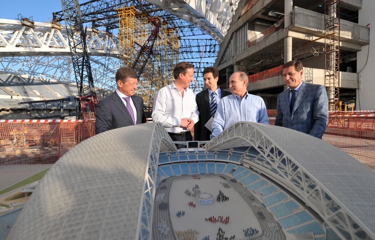 Sus planos y diseño final fueron presentados en el 2009 y desde entonces comenzó la construcción del estadio que debía estar listo para el 2013, un año antes de los Juegos Olímpicos de Sochi 2014. Su valor estuvo cercano a los 779 millones de dólares.