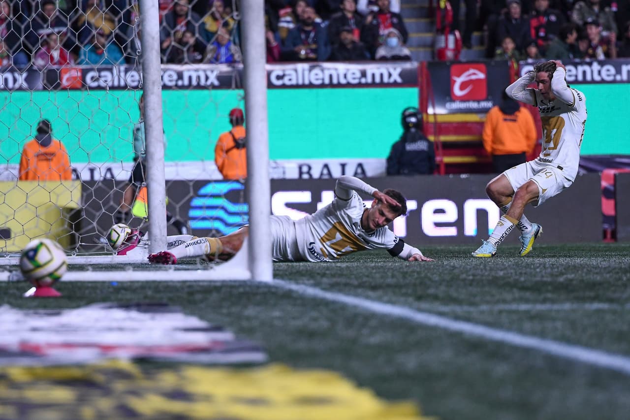 Xolos y Pumas no pasaron de un ríspido y, por momentos, soso empate sin goles en la Jornada 4. Los universitarios extendieron su racha negativa sin poder ganar en Tijuana y jugaron la segunda parte con 10 jugadores por la expulsión de Arturo Ortiz.