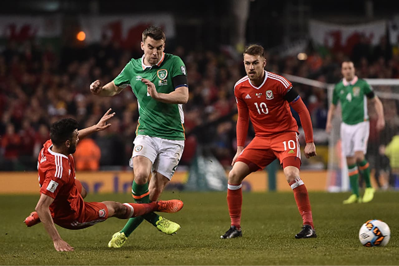 Con el 0-0 al minuto 69, Irlanda se lanzó al ataque por la derecha. Fue ahí cuando el galés Neil Taylor, del Aston Villa, bajó arteramente a Coleman.