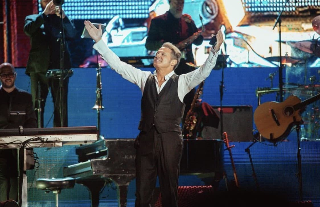 Jorge Fernández (empresario peruano), fue el encargado de trabajar junto a Luis Miguel en varios conciertos en los años 90, afirmó que, si hubo un accidente en Perú, sólo que se presentó antes de lo que dicta la serie.
<br>