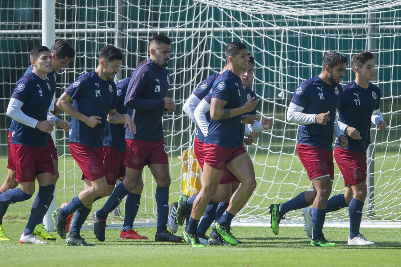 Con su más reciente contratación ya integrado de lleno a la disciplina del director técnico Tomás Boy, el repatriado desde Portugal Antonio Briseño, las Chivas del Guadalajara tuvieron otra intensa sesión de entrenamiento de cara a la próxima temporada de la Liga MX, en la cual hay un doble compromiso por eludir el tema del descenso y por reconquistar a una afición desencantada.