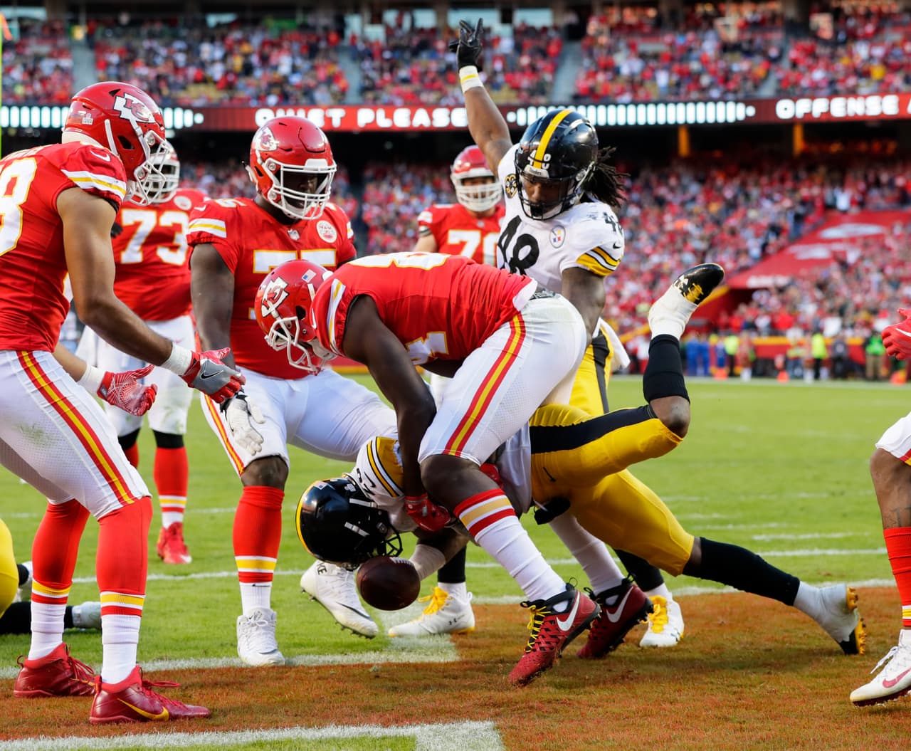 En la segunda mitad los Chiefs llegaron varias veces a zona roja, incluso en alguna serie decidieron jugársela en 4ta oportunidad pero el pase fue incompleto.