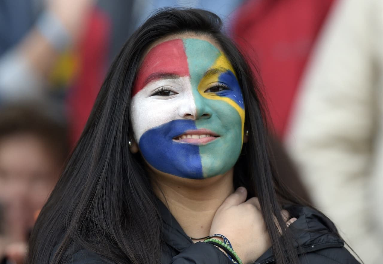 Esta seguidora en la Copa América de 2015 decidió apostarle al fútbol y visitó su rostro con colores de dos de los equipos que se enfrentaron. Al final, que gane el espectáculo.