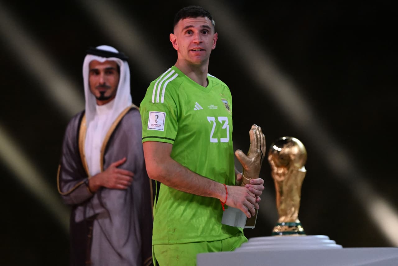 Tunden al 'Dibu' Martínez por burlarse de Mbappé