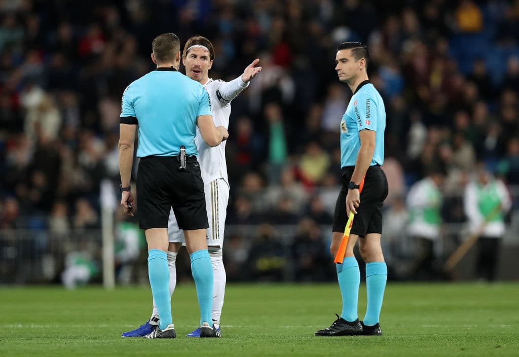 Sergio Ramos cuestionó algunas decisiones arbitrales al final del primer tiempo.