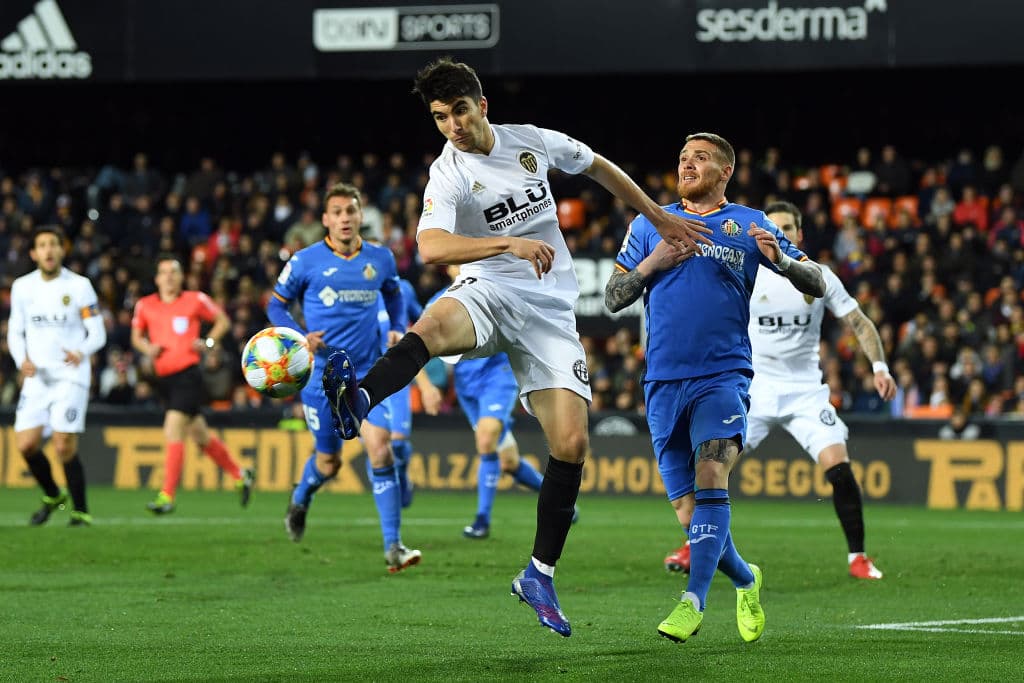 Pero con el pasar de los minutos, dos cosas quedaban claras: la buena solvencia defensiva de los Azulones y la desesperación de los Ches.