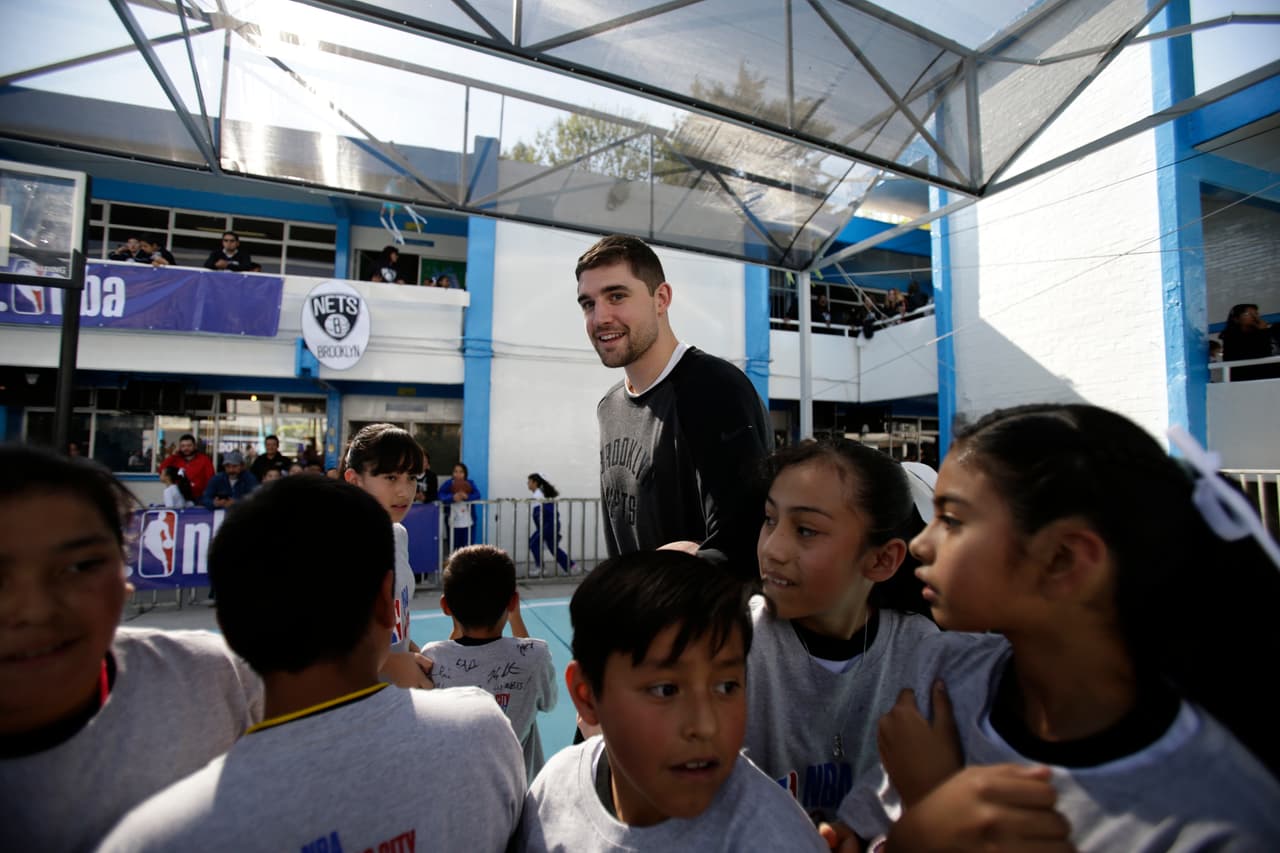 Desde muy temprano Rice tomó su lugar en un transporte especial donde se promocionaba los partidos de baloncesto.