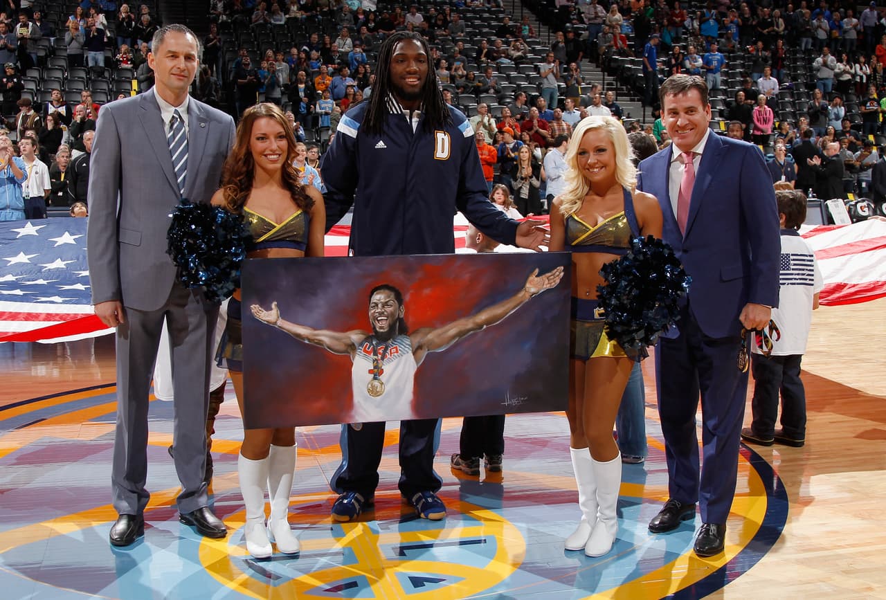 En esta foto en el Pepsi Center, en Denver, Faried fue reconocido por la medalla de oro que ganó con la selección de Estados Unidos en el Mundial FIBA España 2014.