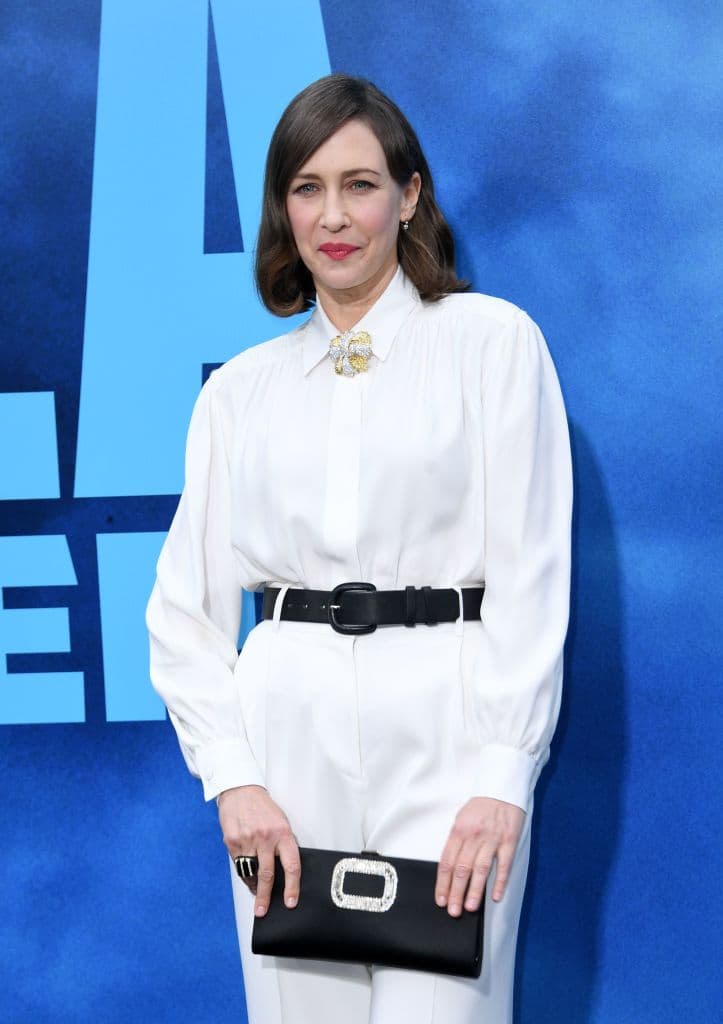 Una oficial de comunicaciones guiará a Stevens en su viaje a través del tiempo. En el tren el joven conoce a una viajera por la que se sentira atraído.
<br>