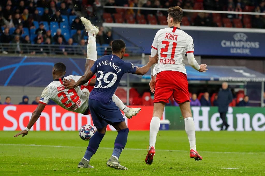 Nordi Mukiele no la piensa dos veces y se lanza una chilena, pero no logra contacatar el balón de manera correcta.