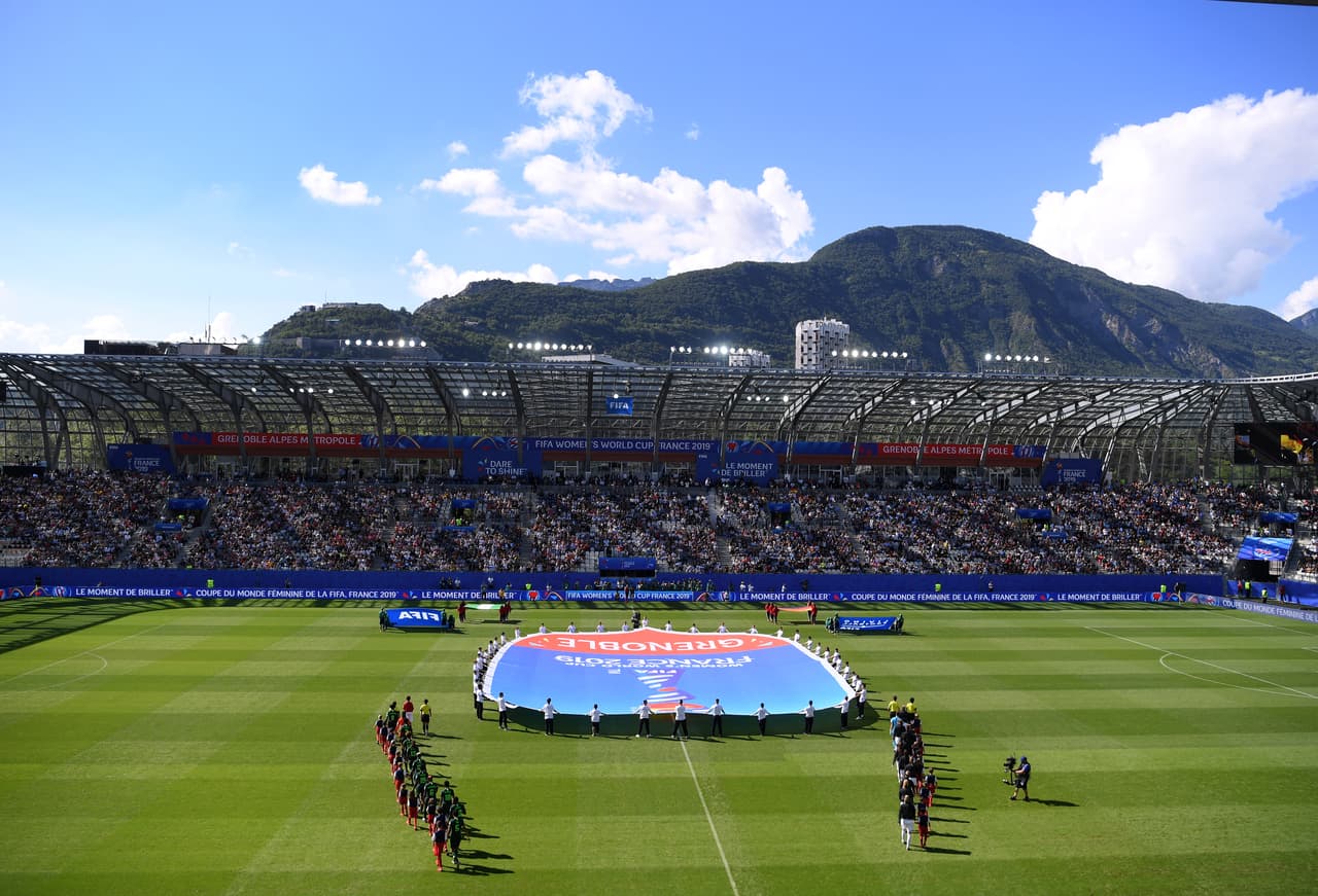 Exclente ambiente se vivió en el Stade des Alpes de Grenoble con un paisaje maravilloso, además, para este duelo entre Alemania y Nigeria.