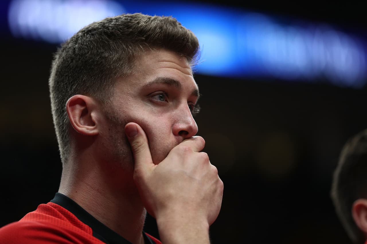 En la noche del lunes, en el triunfo de los Portland Trail Blazer ante Brooklyn Nets, el pívot Jusuf Nurkic tuvo que dejar la duela en camilla después de sufrir una impresionante lesión en su pierna izquierda. El jugador bosnio se fracturó la tibia y el peroné, dejando a todos los presentes en el Moda Center impactados.