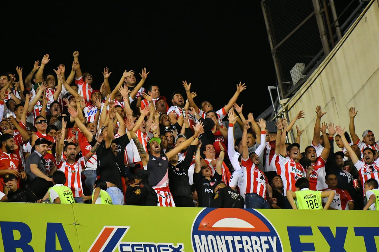 Los fanáticos del Necaxa en el Volcán creían estar muy cerca de un empate épico en los minutos finales.