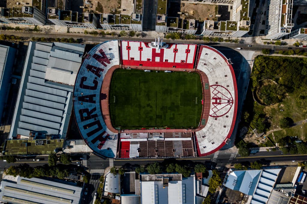 Tiene capacidad para recibir hasta 48,300 aficionados.