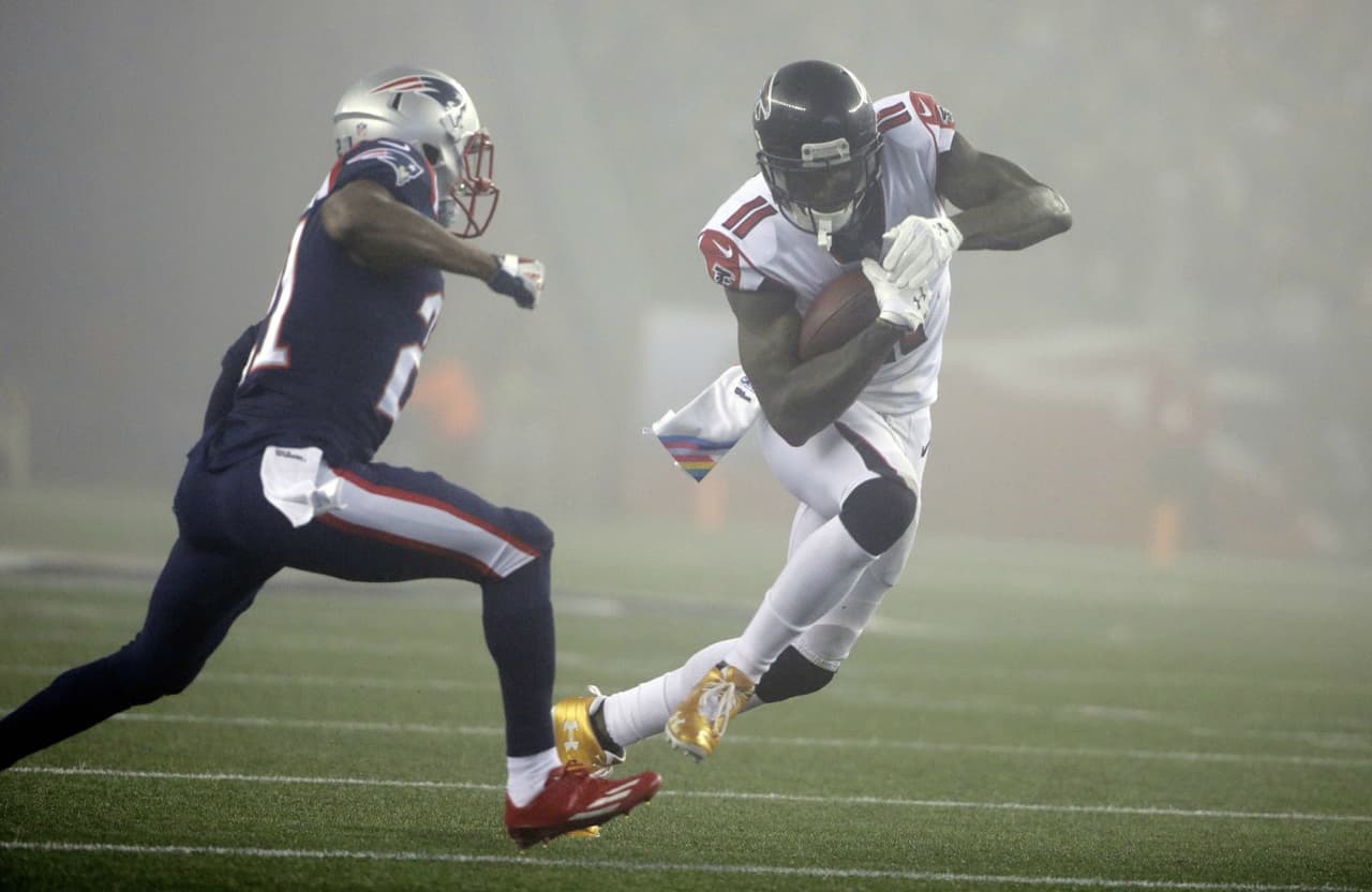 Julio Jones y los Falcones trataron de contestar, pero fallaron insistentemente en zona roja.