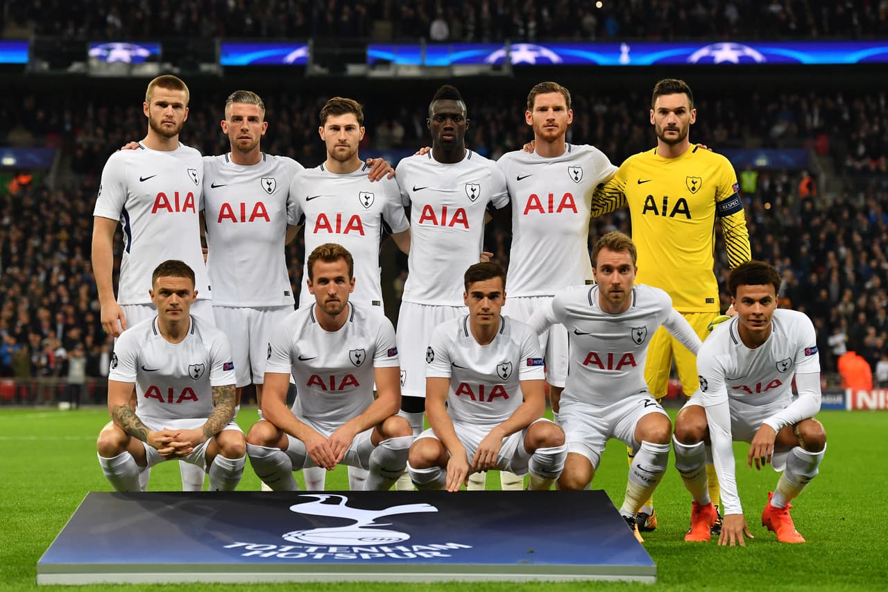 Mauricio Pochettino, entrenador del Tottenham, alineó con: Lloris; Alderweireld, Sánchez, Vertonghen; Trippier, Eriksen, Winks, Dier, Davies; Kane, Dele Alli.
