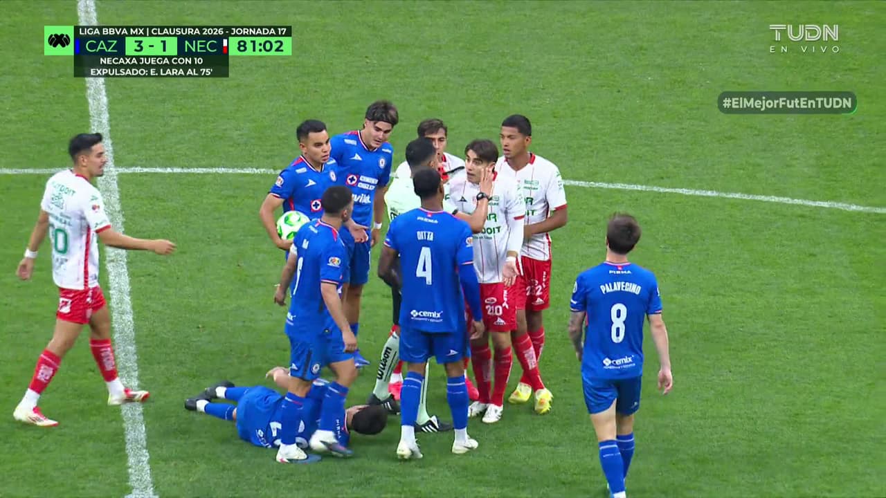 ¡Expulsión! El árbitro saca la roja directa a Ricardo Alonso.