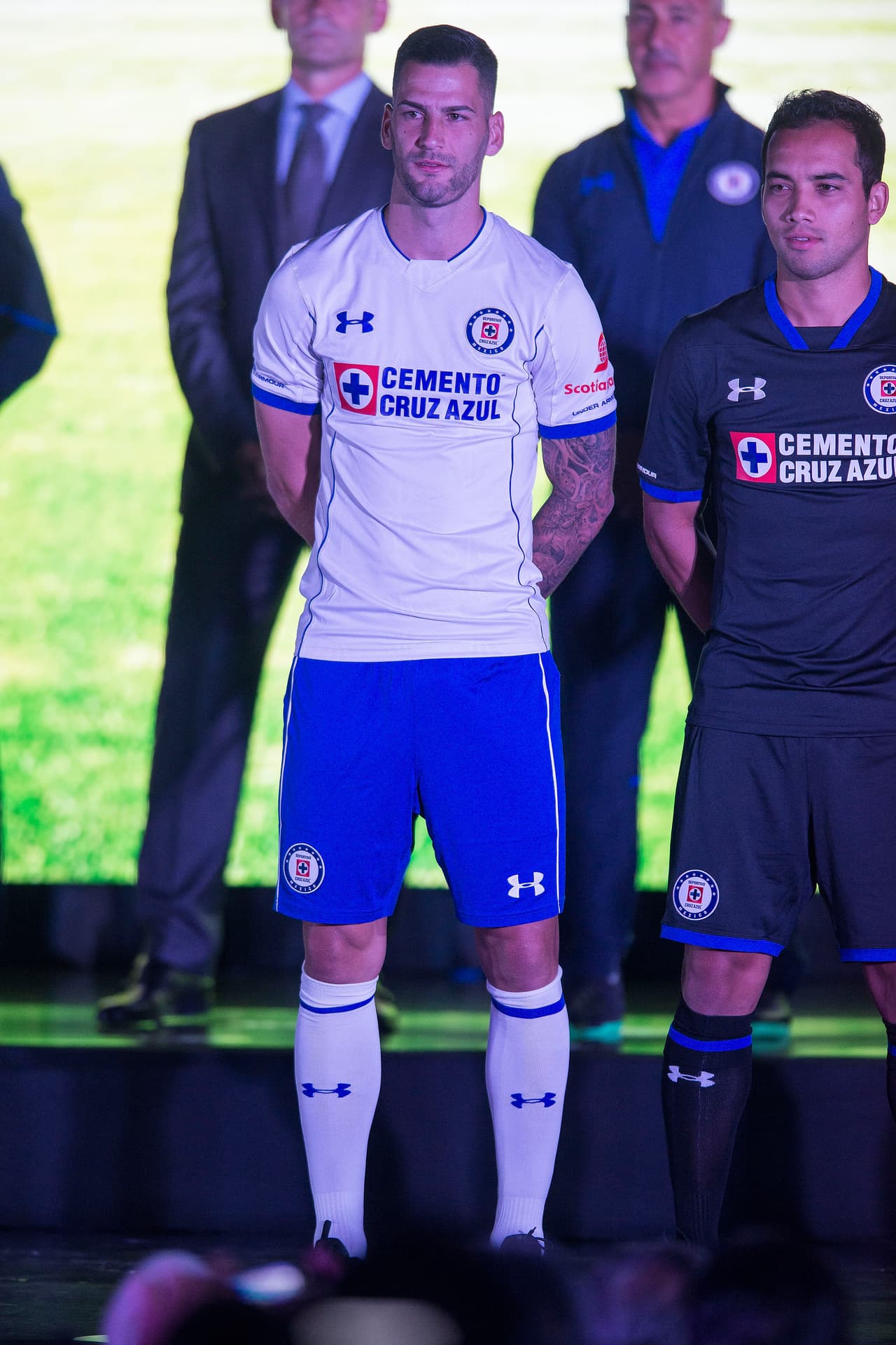 La playera alternatva es blanca y el diseño no tiene grandes cambios. El cuello ya no sera azul, detalle que ahora portarán en las mangas.