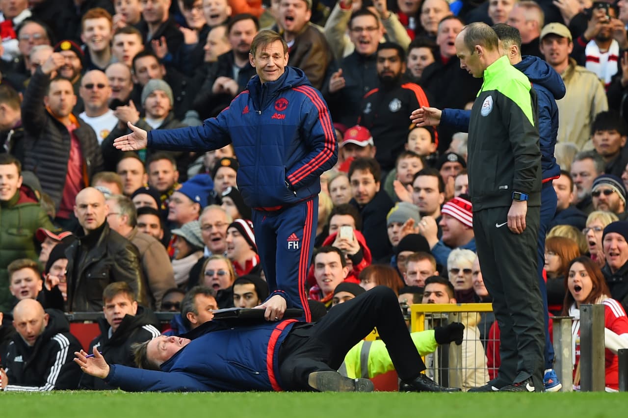 ¿Será que si la soltaba se iban a traspapelar las indicaciones de los próximos cambios?