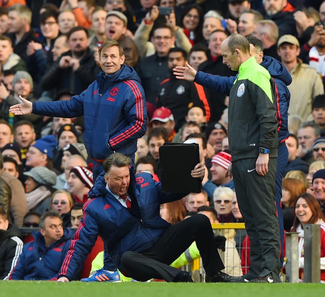 Como podemos observar Louis intentó poner las manos para amortiguar la caída pero de poco le sirvió.