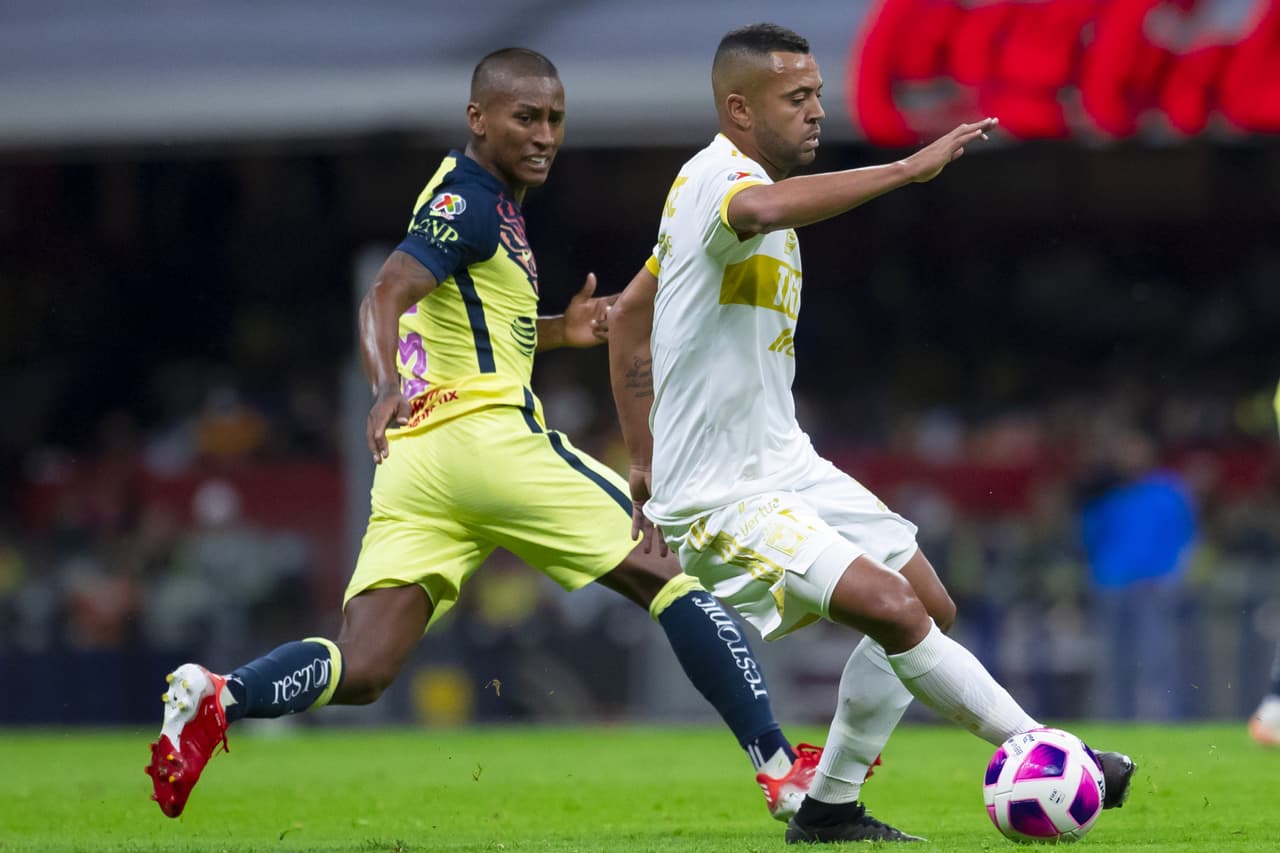 Las malas noticias para América llegaron al 35' del primer tiempo tras la salida de Pedro Aquino por lesión. El peruano se tiró al césped y pidió el cambio.