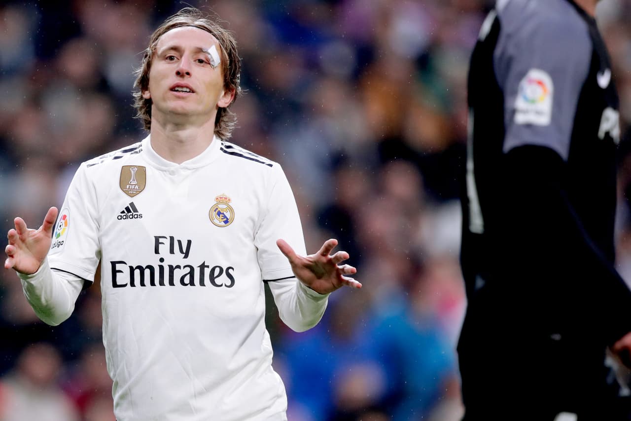 Después del evidente vendaje, el equipo médico hizo un mejor trabajo y solo lo dejó con una pequeña curación.