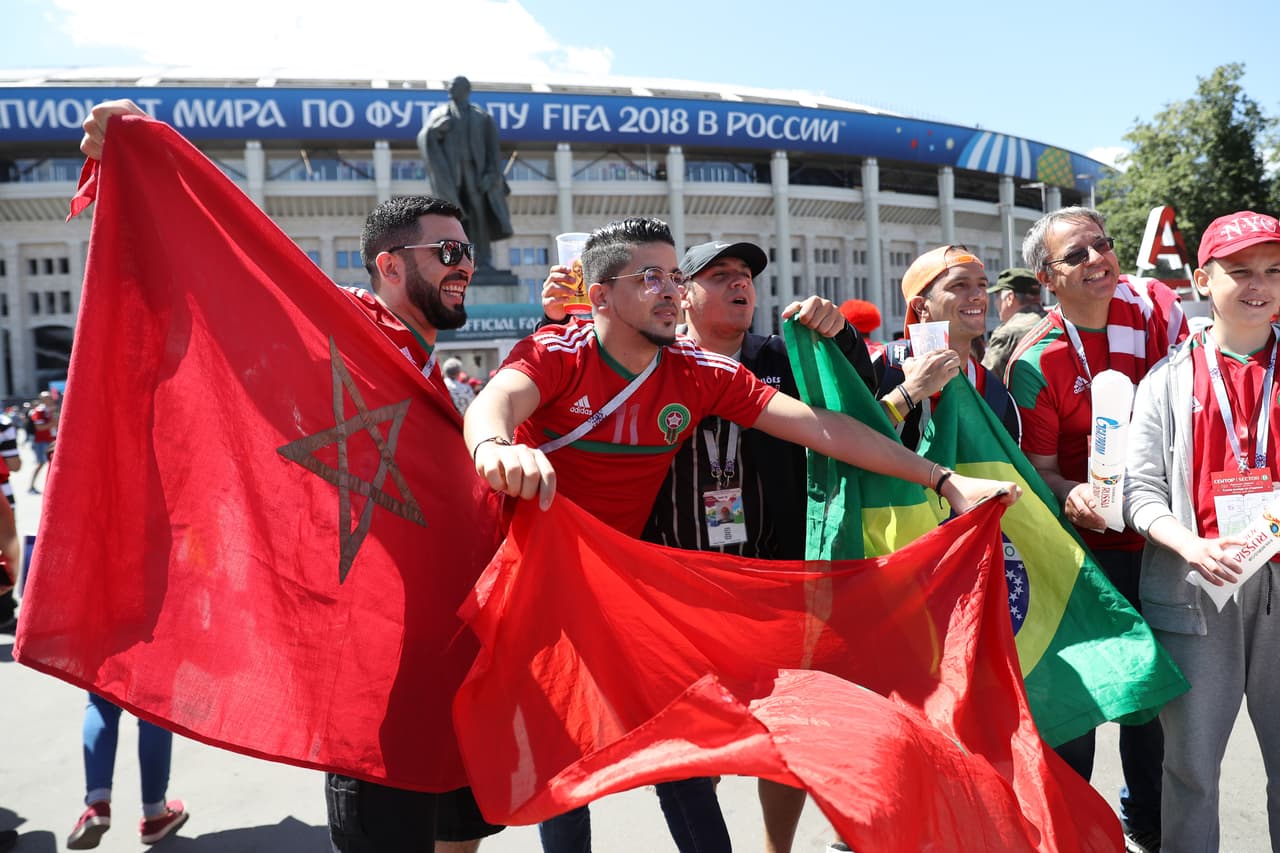 Las máscaras y demás atuendos de los fanáticos hacen parte del colorido en la fiesta del partido entre Portugal y Marruecos en la segunda fecha del grupo B del Mundial de Rusia 2018.