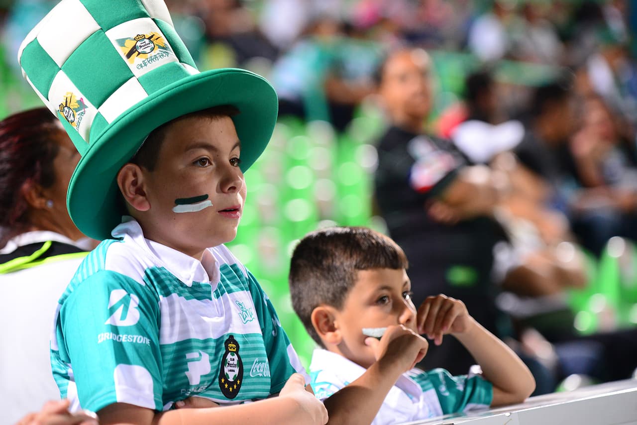El colorido de la afición en la Jornada 13