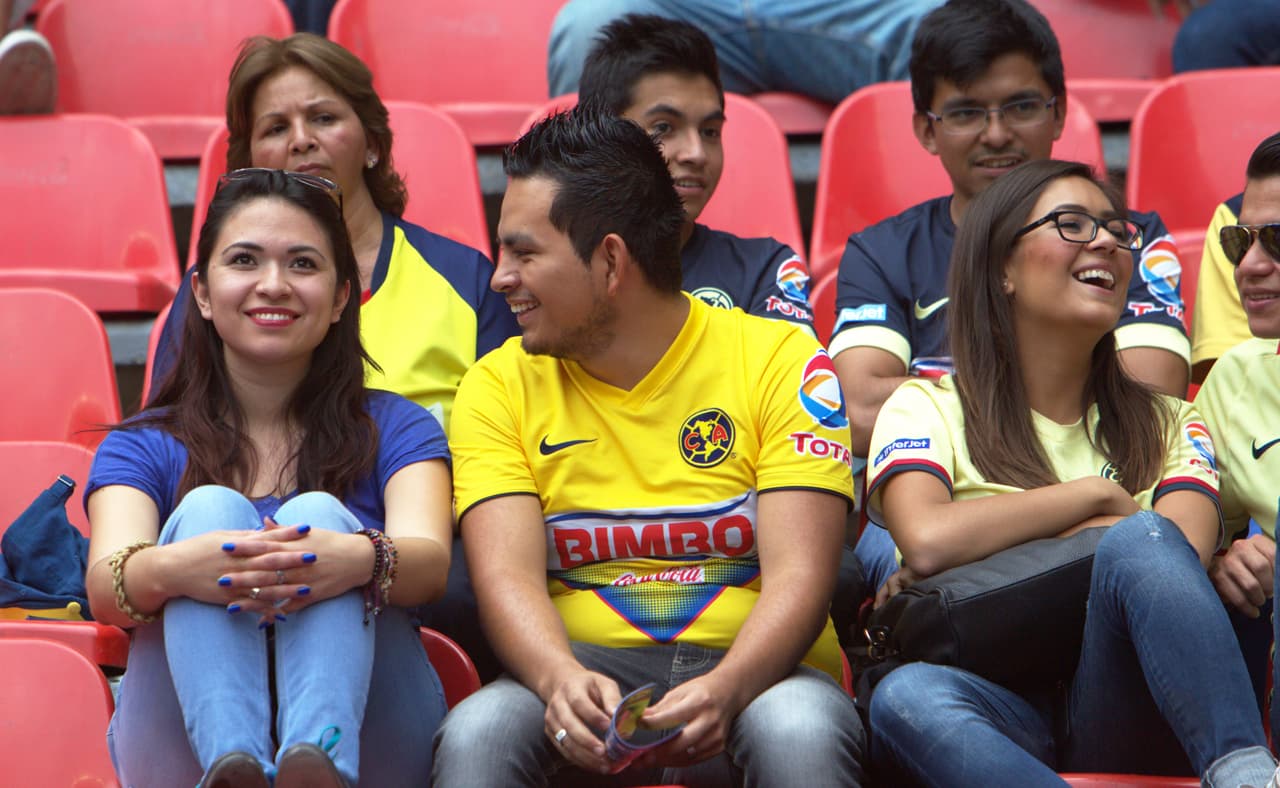 El colorido de la afición en la Jornada 13