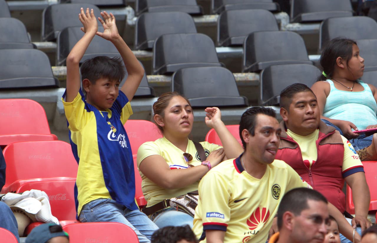 El colorido de la afición en la Jornada 13
