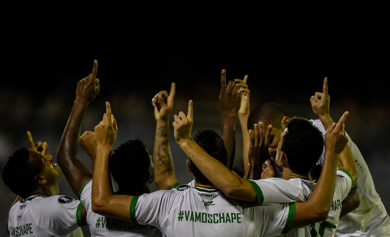 Chapecoense, con 22 jugadores nuevos en su nómina, entró en actividad competitiva en la Copa Libertadores. Contra Zulia marcó su primer gol internacional en 2017 después del accidente.