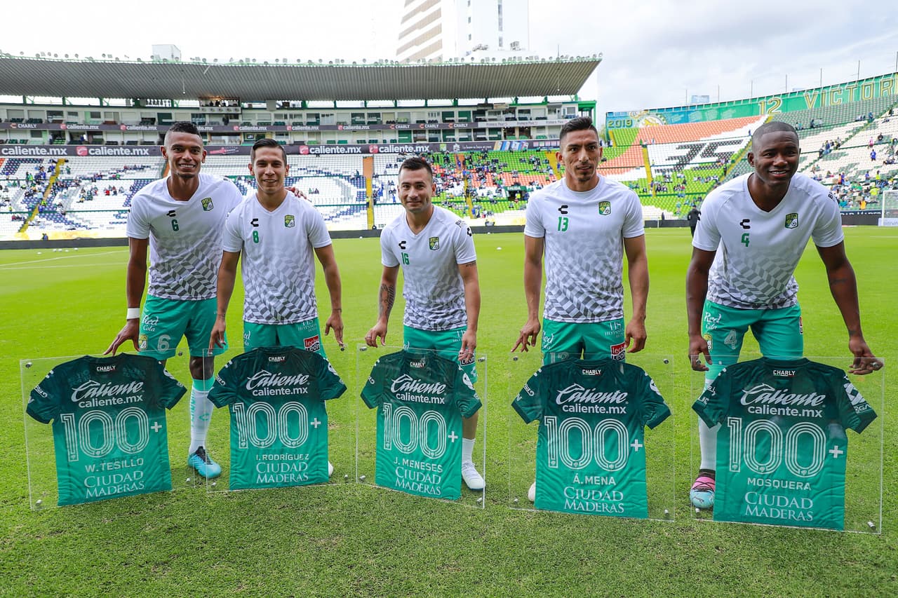 William Tesillo, José Rodríguez, Jean Meneses, Ángel Mena y Andrés Mosquera fueron reconocidos previo al inicio del encuentro por sus cien partidos como 'esmeraldas'.