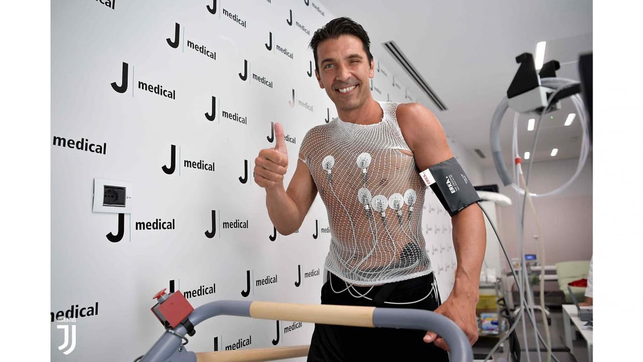 El sueño de miles de aficionados de la Juventus, y quizás del propio Gianluigi Buffon, se hizo realidad. El histórico portero regresó al club de Turín y este jueves causó euforia entre quienes lo acompañaron en esta jornada.