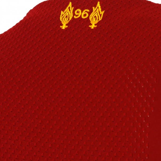 En el cuello presenta un detalle con el número 96 en honor al año en el que falleció el ídolo del club Bob Paisley.