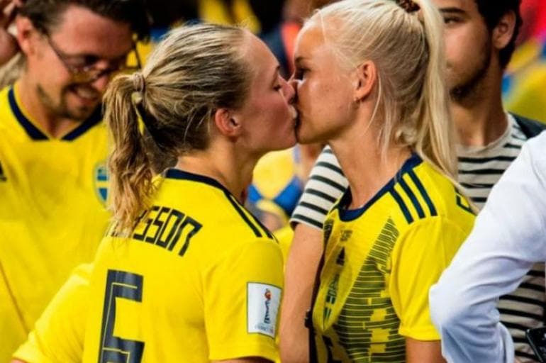 <b>Magdalena Eriksson</b> y
<b>Pernille Harder</b>
<br>La jugadora sueca y la futbolista danesa fueron tomadas in fraganti al besarse al finalizar un partido durante la clasificaición de Suecia a cuartos de final en Francia
<b>.</b>