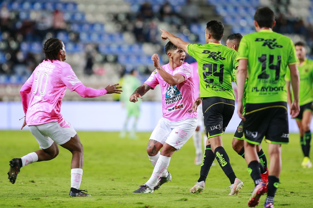 Como Diego Rolán estaba tirado cuando el Pocho marcó, los hombres de Juárez reclamaron al rival.