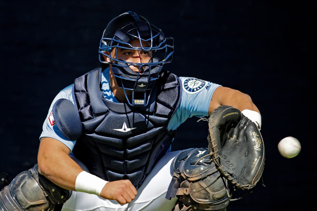 El receptor de los Seattle Mariners Dean Nevarez afina el control de sus lanzadores en el entrenamiento primaveral, ya saben, eso de poner los brazos a tono.