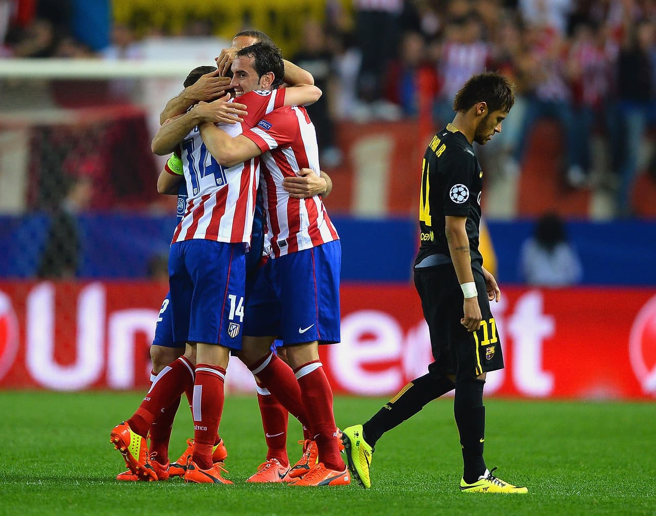 5.- Aunque el Atlético de Simeone solo ha ganado una vez al Barcelona en 13 partidos, ese triunfo fue en un partido importante y le valió al Atlético la clasificación a cuartos de final de la Champions dejando en el camino al Barcelona. Esa temporada, la 2013-14, el Atlético se le atragantó al Barca con un triunfo y 5 empates.