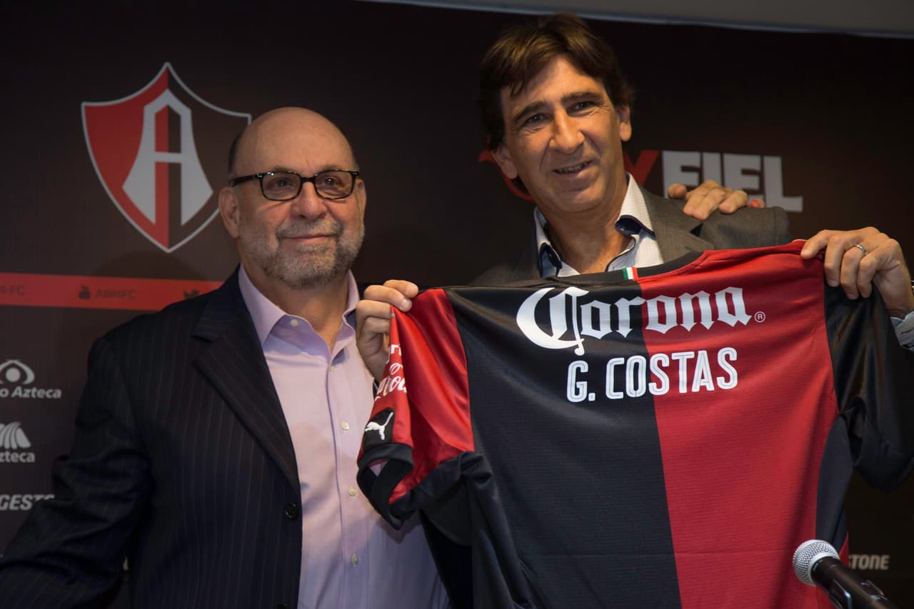 Pasamos a las caras nuevas que veremos en las bancas de la Liga MX. Atlas decidió apostar por la experiencia del argentino Gustavo Costas, el experimentado entrenador ha entregado buenos resultados en Sudamérica, veremos si logra hacerlo con los Zorros a quienes les urge levantar el título.