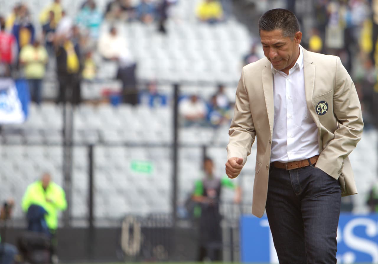 El América mantuvo a Ignacio Ambriz al frente del equipo pese a tener un Mundial de Clubes decepcionante, veremos si Ambriz logra mejorar su imagen y ganar puntos con un buen torneo en un año trascendente para el club con el aniversario.