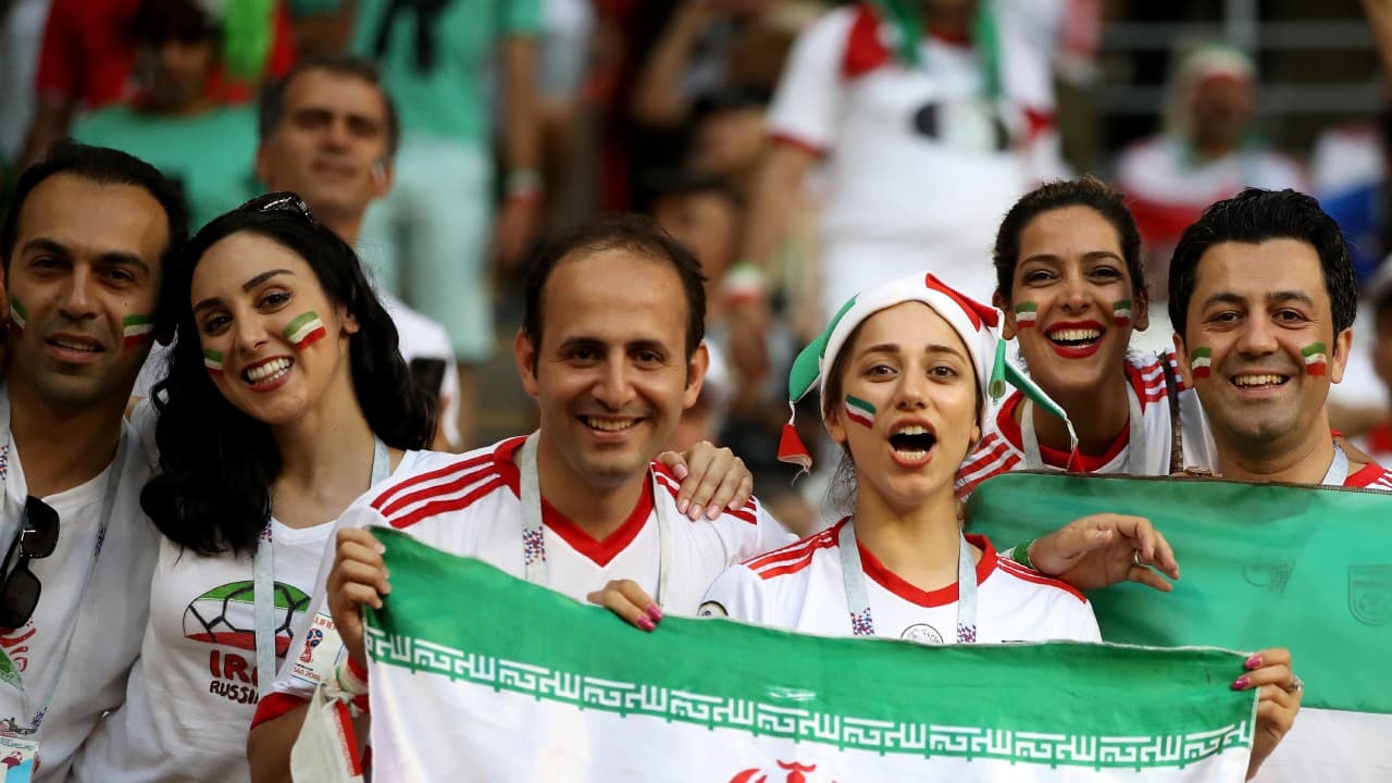 Aficionados iraníes, hombres y mujeres, en el partido de su selección ante Portugal en Rusia 2018.
