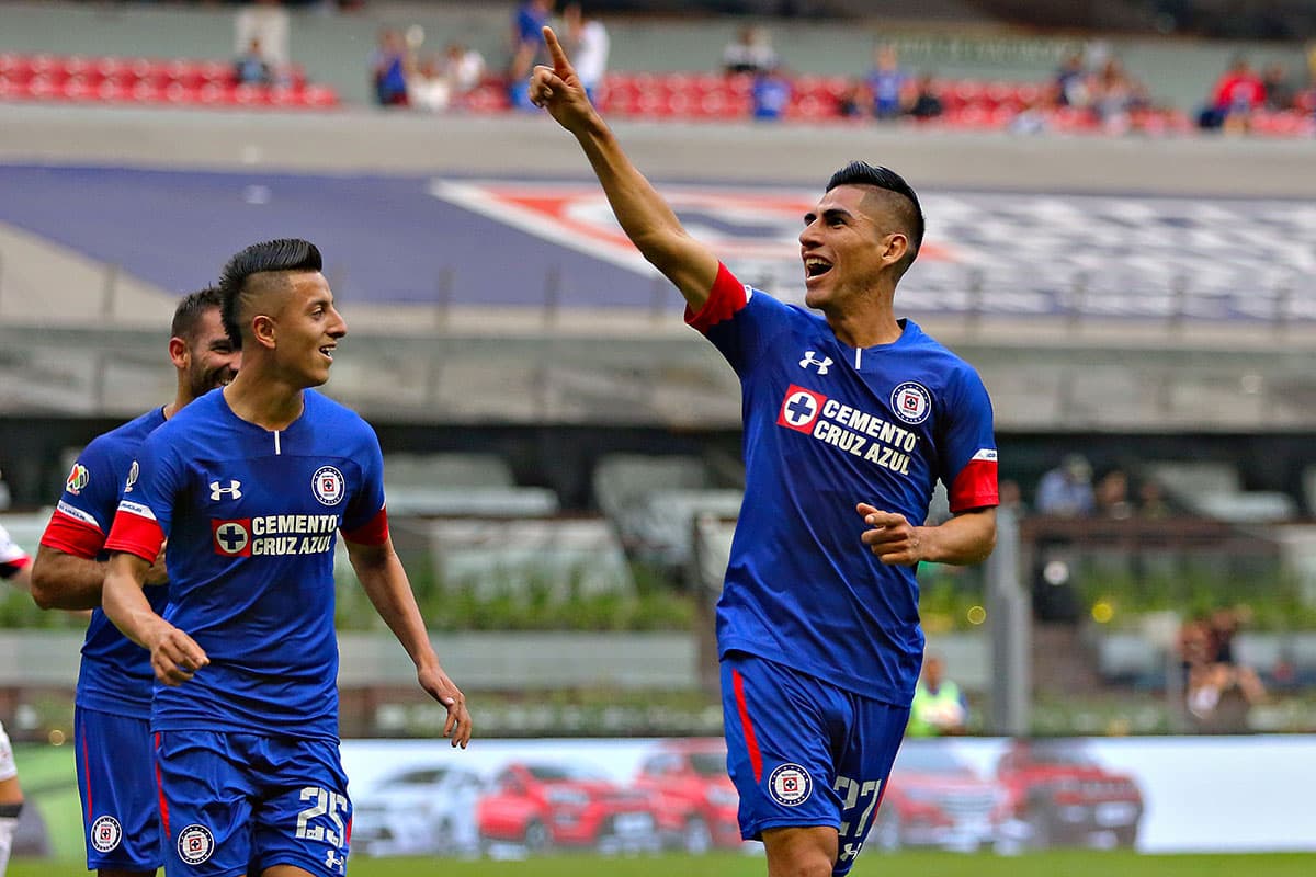 Antes de finalizar el primer tiempo, al minuto 42, José Madueña (derecha) marcó el 2-1 que resultó definitivo a favor de Cruz Azul.