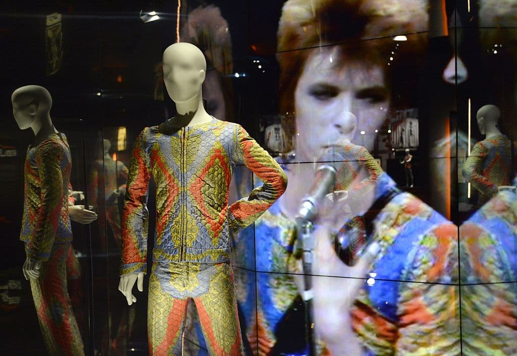 En lo que habría sido el cumpleaños número 75 de la estrella, Iman acudió a Twitter para honrar a su difunto esposo, con una foto de los dos y la leyenda: "8 de enero, recuerdos eternos #BowieForever".