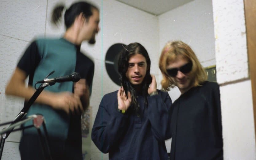 La banda conformada por Dave Grohl, Chad Channing, Krist Novoselic y el fallecido Kurt Cobain, es acusada de producir, poseer y publicitar "pornografía infantil comercial".