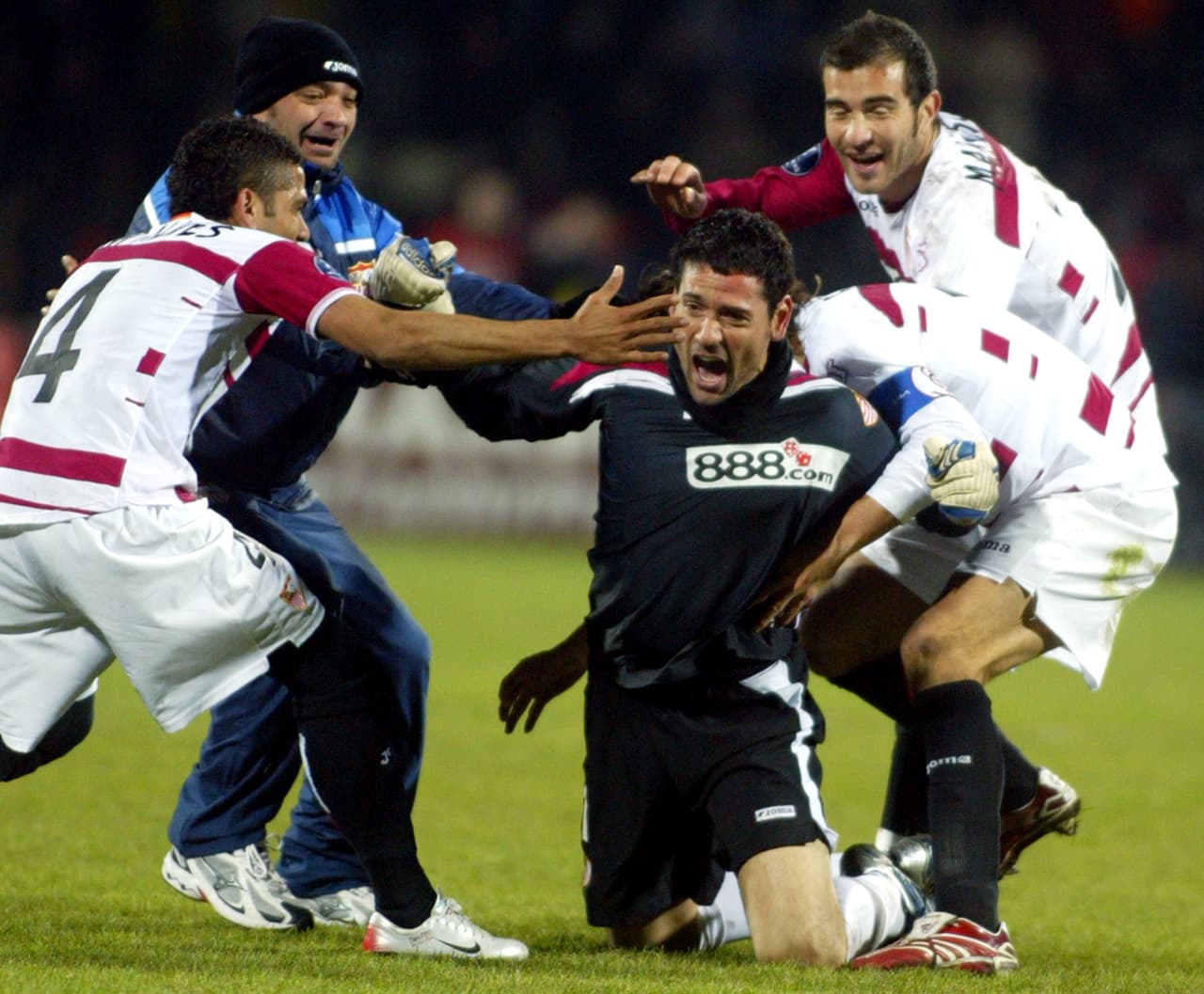 Sin embargo, el equipo ucraniano recibió un gol de esos que no se olvidan: el arquero Palop anotó de cabeza al minuto 93 y obligó al alargue del partido para los de Sevilla.