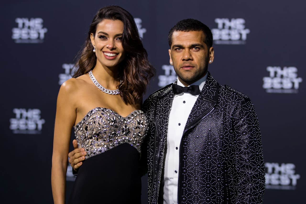 La pareja de Dani Alves, la modelo española Joana Sanz, ha sido uno de los factores que le han dado un nuevo aire al jugador dentro de este proceso. Su vida personal también vive un momento diferente.