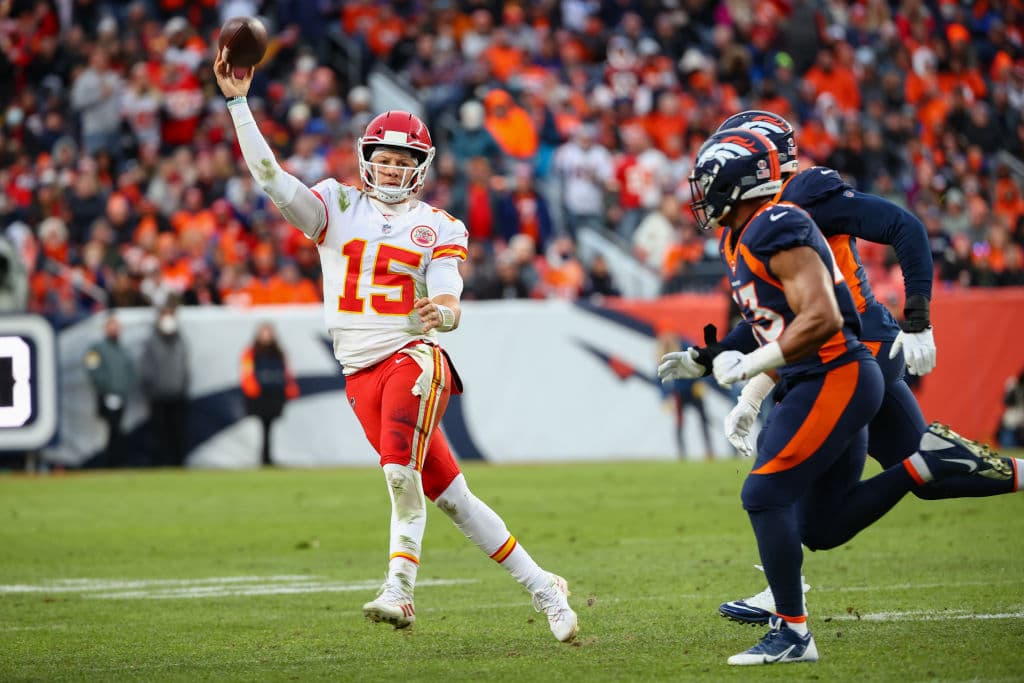 Los Chiefs vienen de atrás para vencer 28-24 a los Denver Broncos y aseguran su liderato de la Conferencia Nacional.