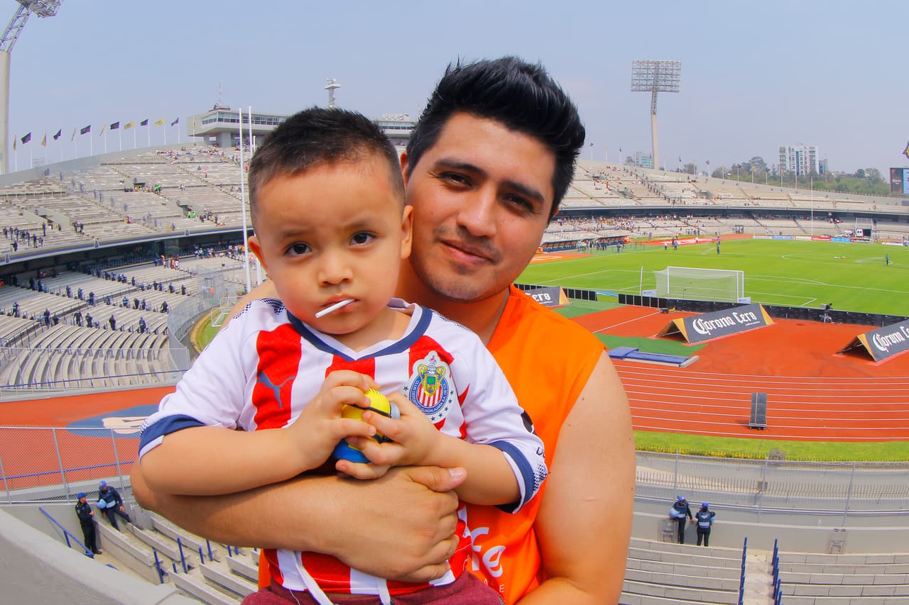 La pasión fluye entre los fanáticos de Pumas UNAM y Chivas de Guadalajara en el duelo de la Jornada 12 en el estadio Olímpico Universitario por el Clausura 2019 de la Liga MX.